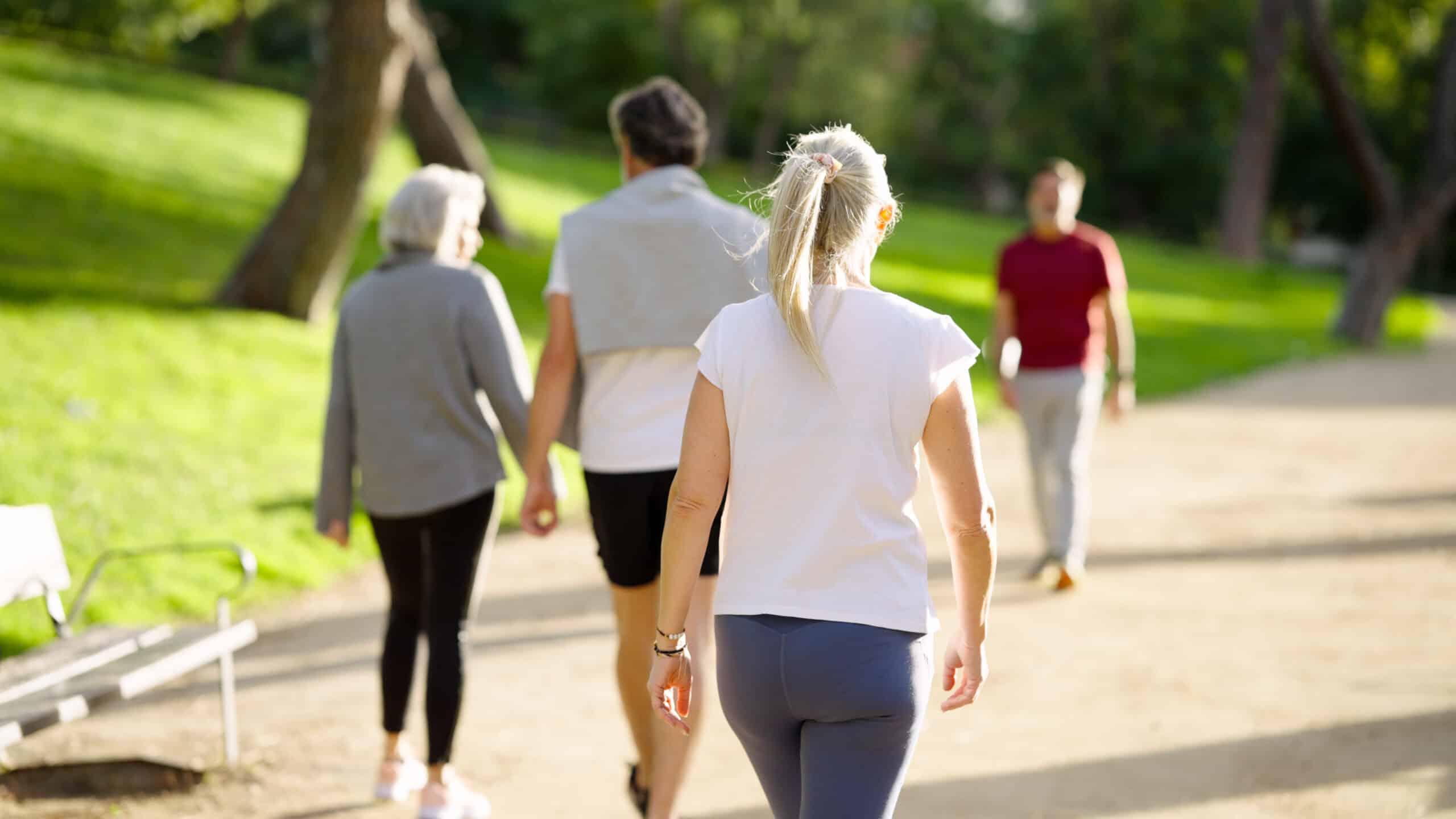 camminare, l'attività migliore dopo i 60 anni