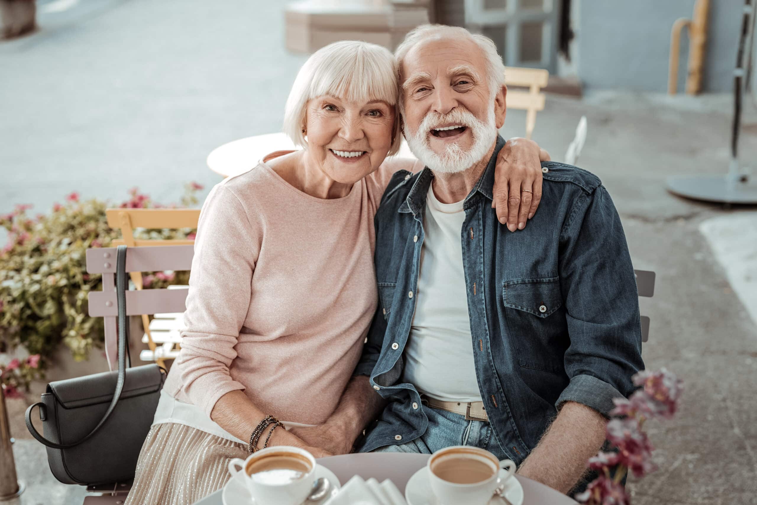 abitudini delle persone felici dopo i 60 anni