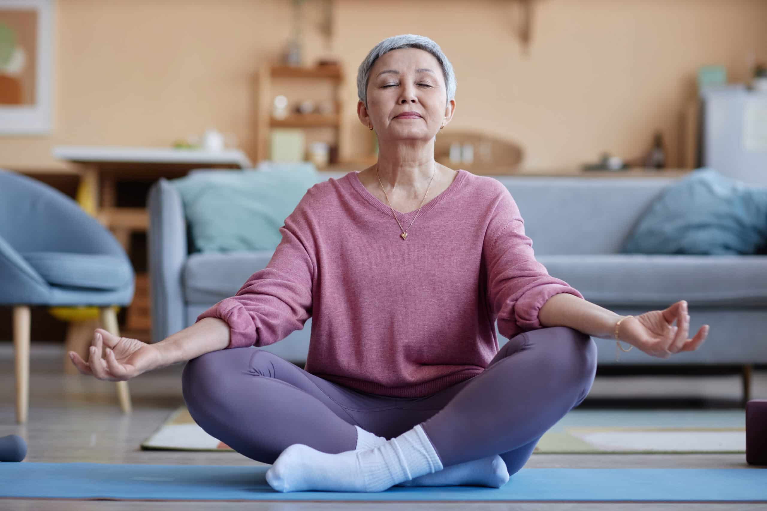 6 posizioni yoga da fare da seduti